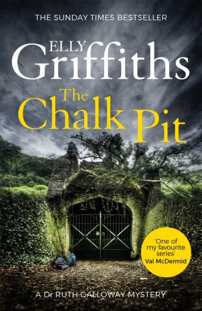 The Chalk Pit by Elly Griffiths - Paperback